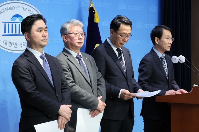 지난 14일 국회 소통관에서 더불어민주당 비주류 모임 '원칙과 상식' 의원들이 민주당 혁신 제안 기자회견을 하고 있다. 왼쪽부터 김종민, 조응천, 윤영찬, 이원욱. 연합뉴스